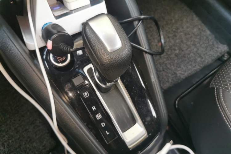 Used Nissan Kicks 2019 1.5L CVT Smart Connect Luxury Edition Gear Lever