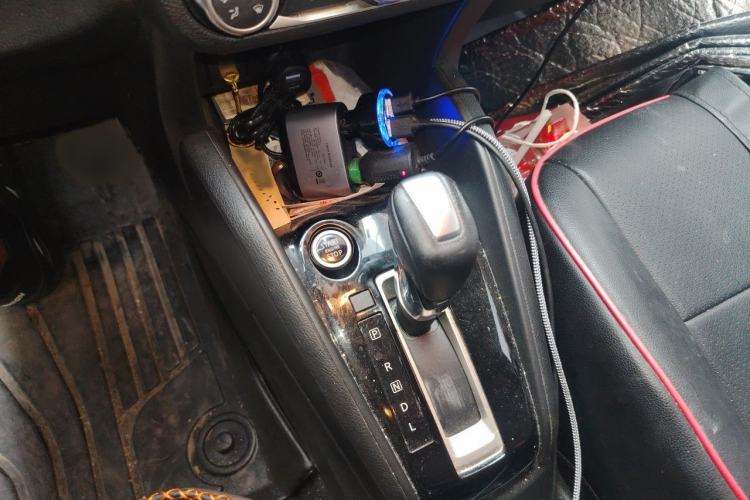 Used Nissan Kicks 2019 1.5L CVT Smart Connect Luxury Edition Gear Lever