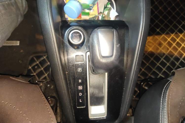 Used Nissan Kicks 2019 1.5L CVT Smart Connect Luxury Edition Gear Lever