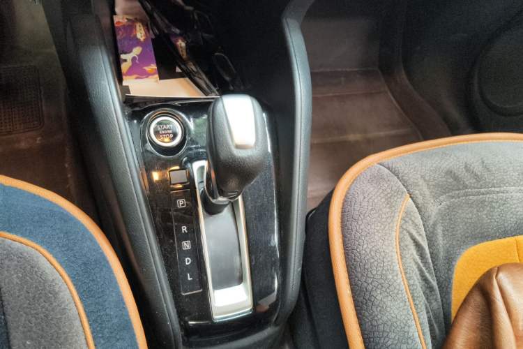 Used Nissan Kicks 2019 1.5L CVT Smart Connect Luxury Edition Gear Lever