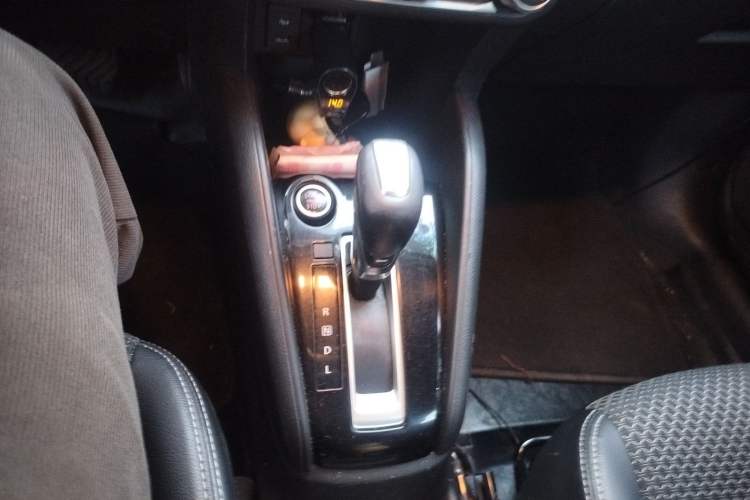 Used Nissan Kicks 2019 1.5L CVT Smart Connect Luxury Edition Gear Lever