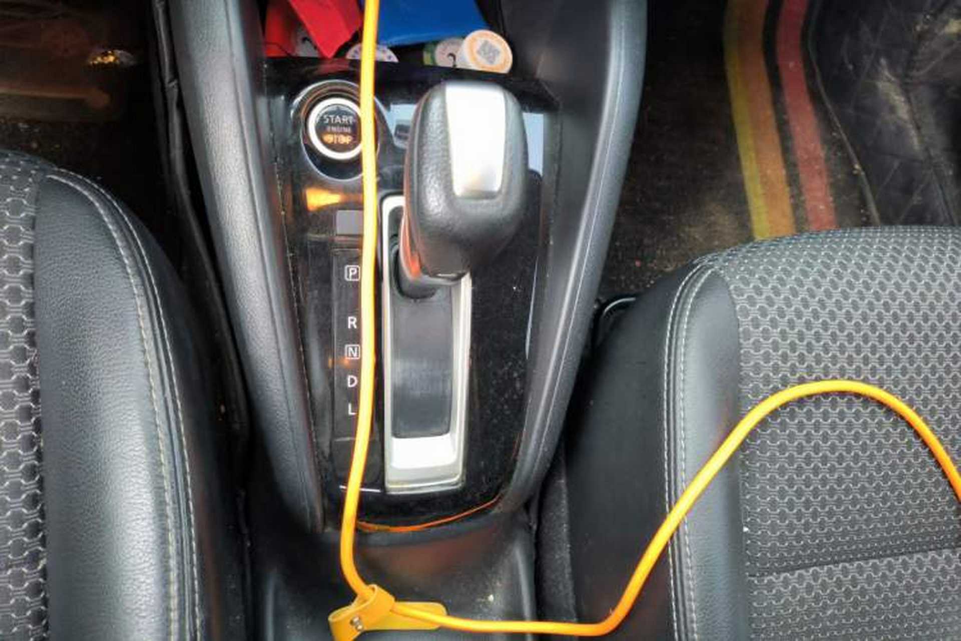 Used Nissan Kicks 2019 1.5L CVT Smart Connect Luxury Edition Gear Lever