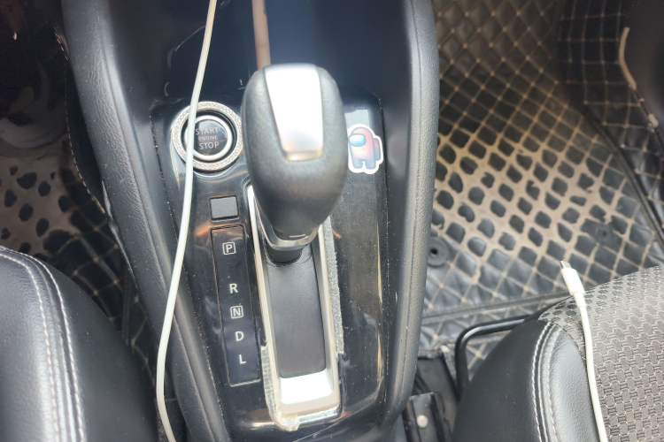 Used Nissan Kicks 2019 1.5L CVT Smart Connect Luxury Edition Gear Lever