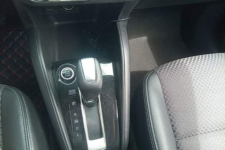 Used Nissan Kicks 2019 1.5L CVT Smart Connect Luxury Edition Gear Lever
