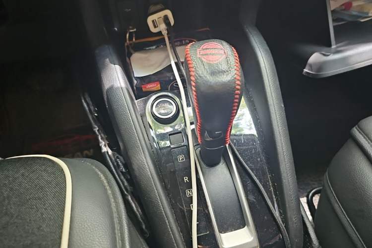 Used Nissan Kicks 2019 1.5L CVT Smart Connect Luxury Edition Gear Lever