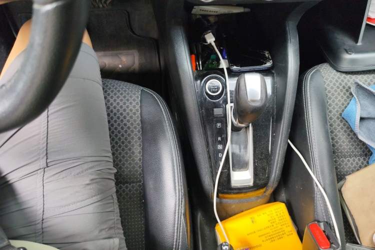 Used Nissan Kicks 2019 1.5L CVT Smart Connect Luxury Edition Gear Lever