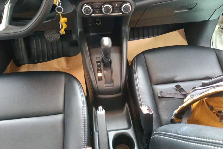 Used Nissan Kicks 2019 1.5L CVT Cool Enjoy Edition Gear Lever