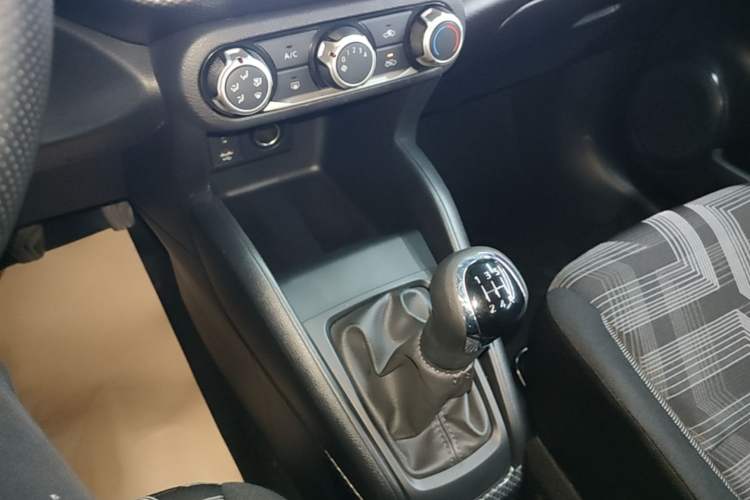 Used Nissan Kicks 2019 1.5L Manual Cool Edition Gear Lever