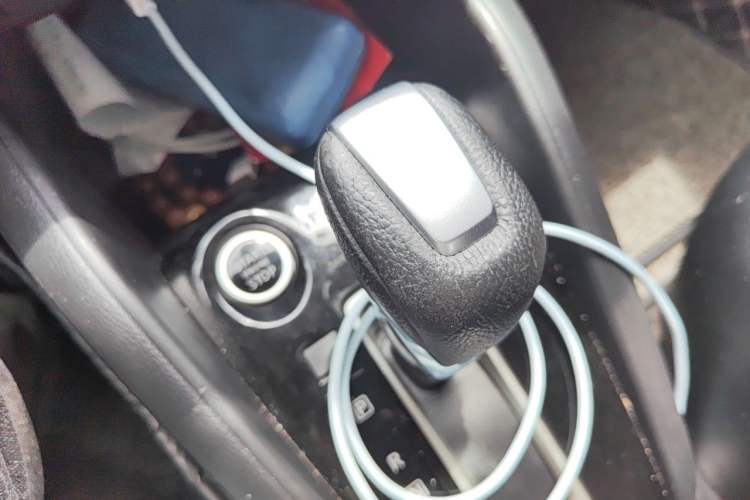 Used Nissan Kicks 2019 1.5L CVT Smart Connect Luxury Edition Gear Lever