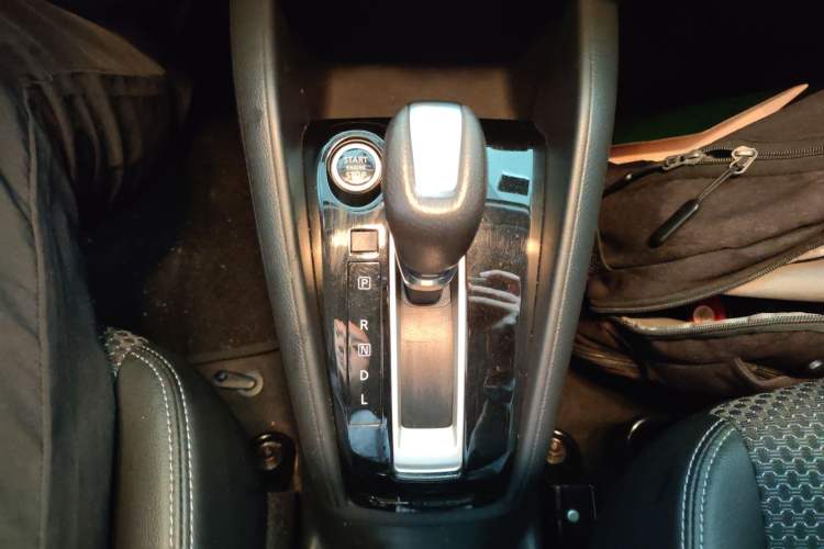 Used Nissan Kicks 2019 1.5L CVT Smart Connect Luxury Edition Gear Lever