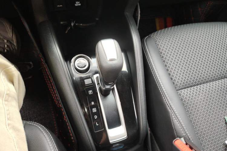 Used Nissan Kicks 2019 1.5L CVT Smart Connect Luxury Edition Gear Lever