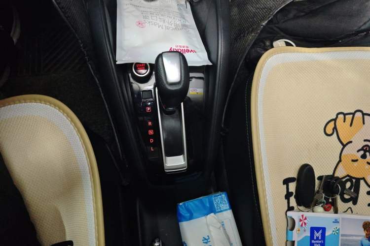 Used Nissan Kicks 2019 1.5L CVT Smart Connect Luxury Edition Gear Lever