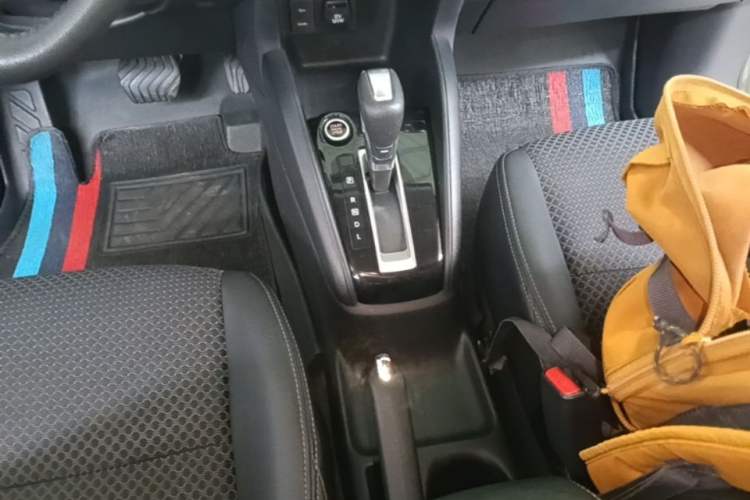 Used Nissan Kicks 2019 1.5L CVT Smart Connect Luxury Edition Gear Lever