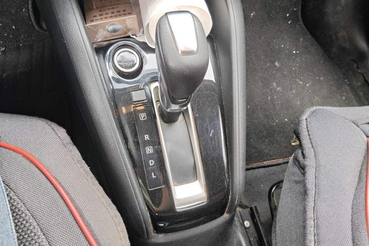Used Nissan Kicks 2019 1.5L CVT Smart Connect Luxury Edition Gear Lever
