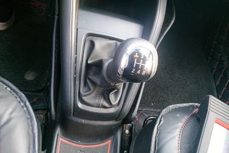 Used Nissan Kicks 2019 1.5L Manual Cool Edition Gear Lever