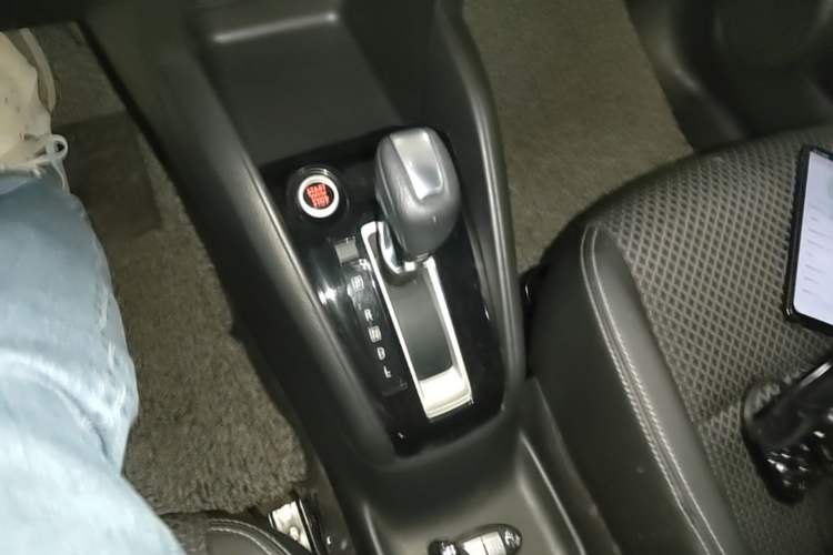 Used Nissan Kicks 2019 1.5L CVT Smart Connect Luxury Edition Gear Lever