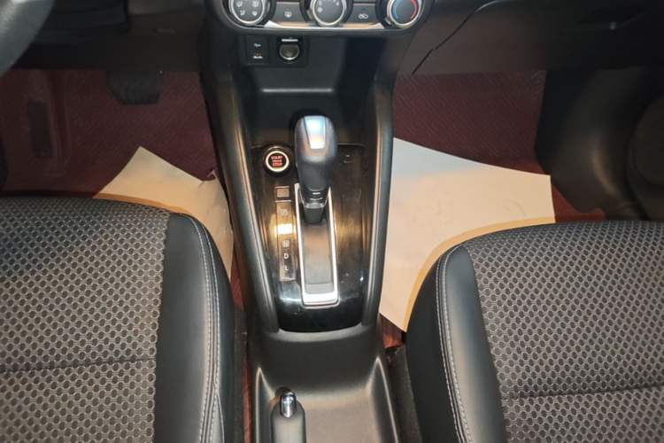 Used Nissan Kicks 2019 1.5L CVT Smart Connect Luxury Edition Gear Lever