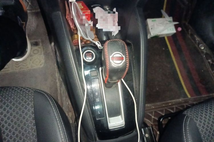 Used Nissan Kicks 2019 1.5L CVT Smart Connect Luxury Edition Gear Lever