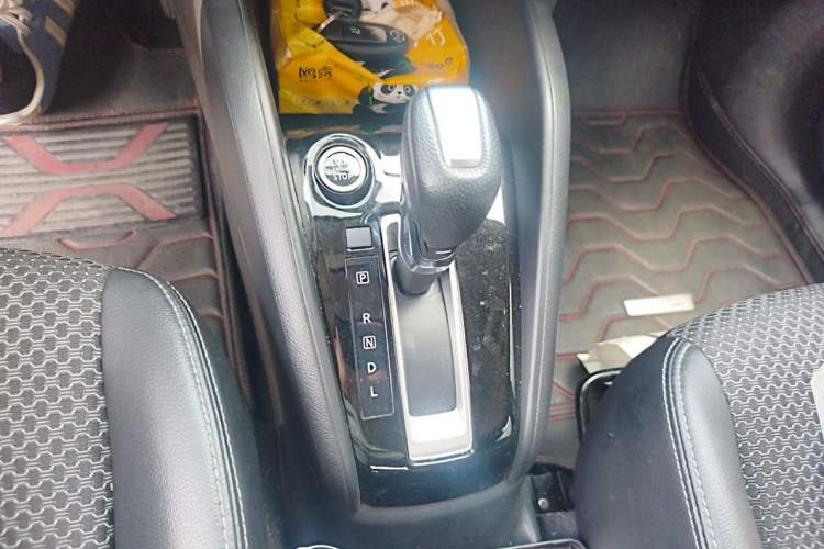 Used Nissan Kicks 2019 1.5L CVT Smart Connect Luxury Edition Gear Lever