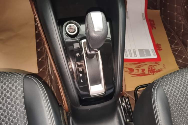 Used Nissan Kicks 2019 1.5L CVT Smart Connect Luxury Edition Gear Lever