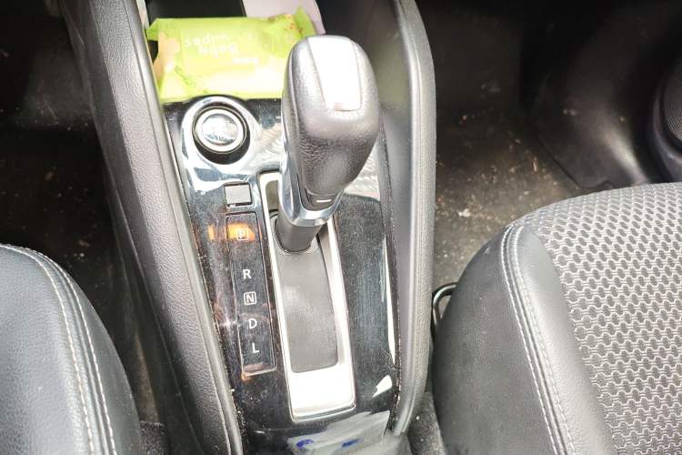 Used Nissan Kicks 2019 1.5L CVT Smart Connect Luxury Edition Gear Lever