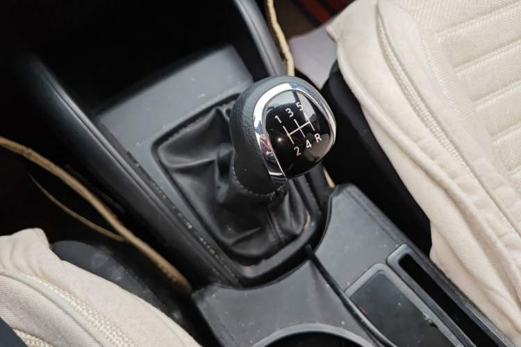 Used Nissan Kicks 2019 1.5L Manual Cool Edition Gear Lever