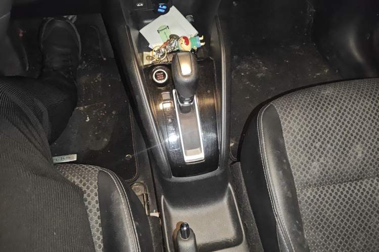Used Nissan Kicks 2019 1.5L CVT Smart Connect Deluxe Edition Gear Lever
