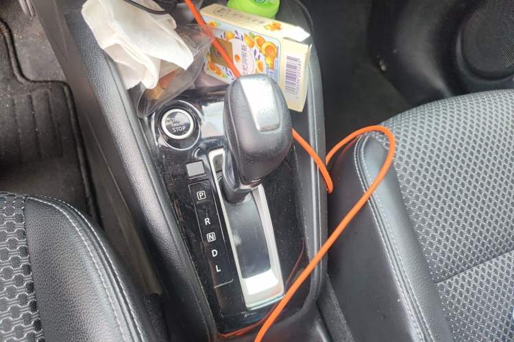 Used Nissan Kicks 2019 1.5L CVT Smart Connect Luxury Edition Gear Lever