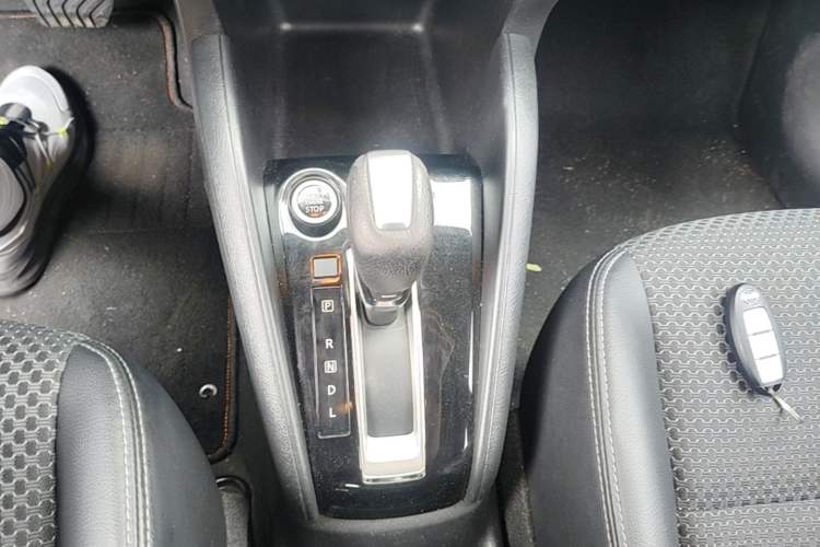 Used Nissan Kicks 2019 1.5L CVT Smart Connect Luxury Edition Gear Lever