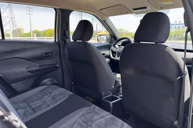 Used Nissan Kicks 2019 1.5L Manual Cool Edition Interior 2