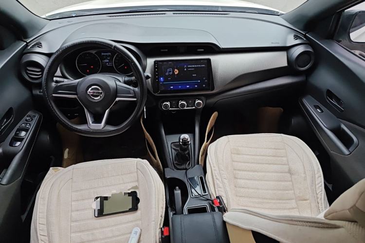 Used Nissan Kicks 2019 1.5L Manual Cool Edition Interior 2