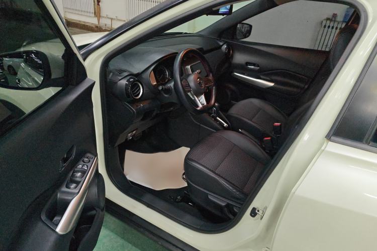 Used Nissan Kicks 2019 1.5L CVT Smart Connect Luxury Edition Interior 2