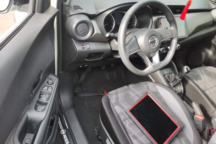 Used Nissan Kicks 2019 1.5L Manual Cool Edition Interior 3