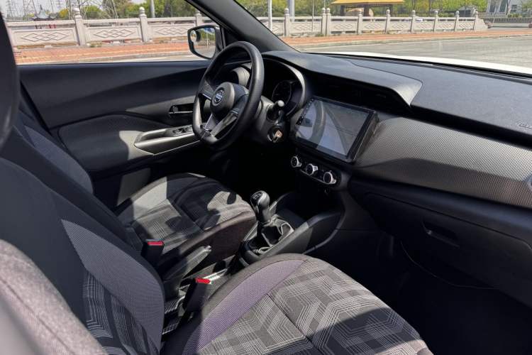 Used Nissan Kicks 2019 1.5L Manual Cool Edition Interior 3