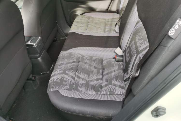 Used Nissan Kicks 2019 1.5L Manual Cool Edition Interior 4