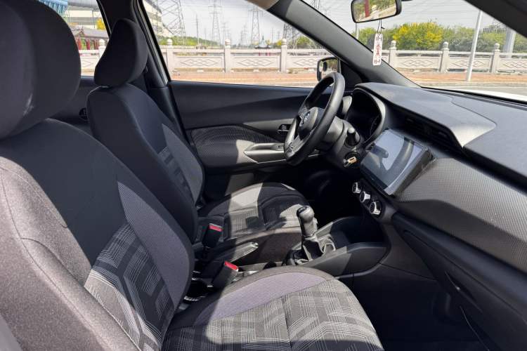 Used Nissan Kicks 2019 1.5L Manual Cool Edition Interior 4