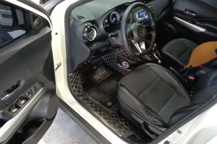 Used Nissan Kicks 2019 1.5L CVT Smart Connect Luxury Edition Interior 4