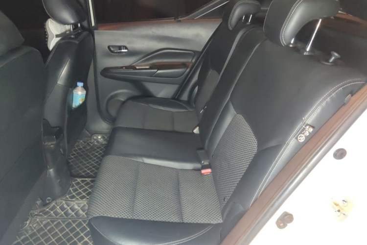 Used Nissan Kicks 2019 1.5L CVT Smart Connect Luxury Edition Interior 4