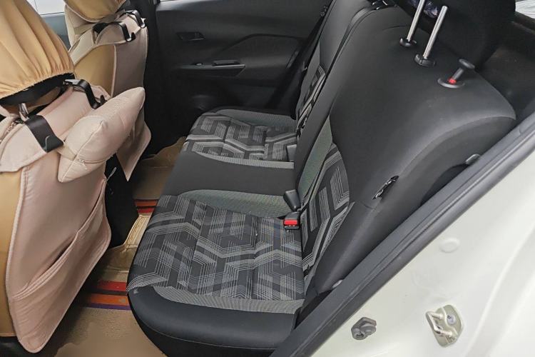 Used Nissan Kicks 2019 1.5L Manual Cool Edition Interior 4