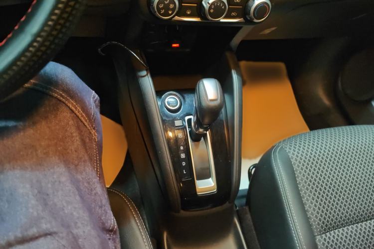 Used Nissan Kicks 2019 1.5L CVT Smart Connect Luxury Edition Interior 4