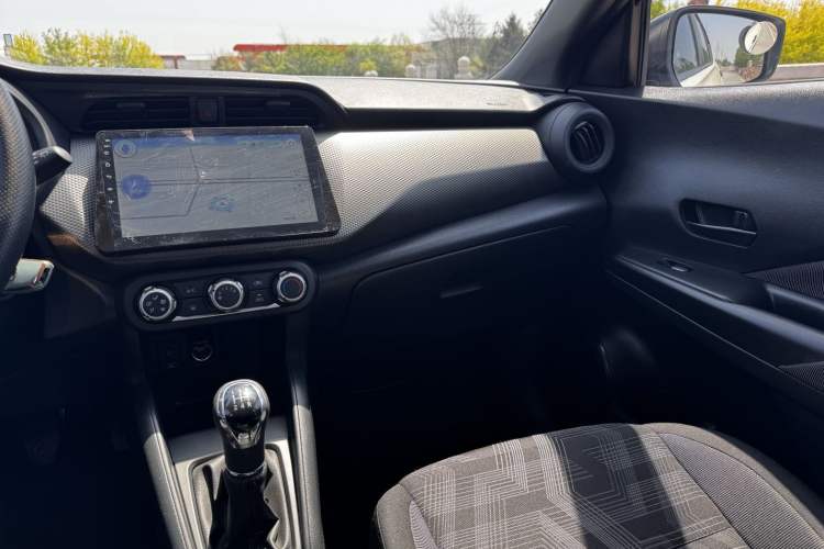 Used Nissan Kicks 2019 1.5L Manual Cool Edition Interior 5