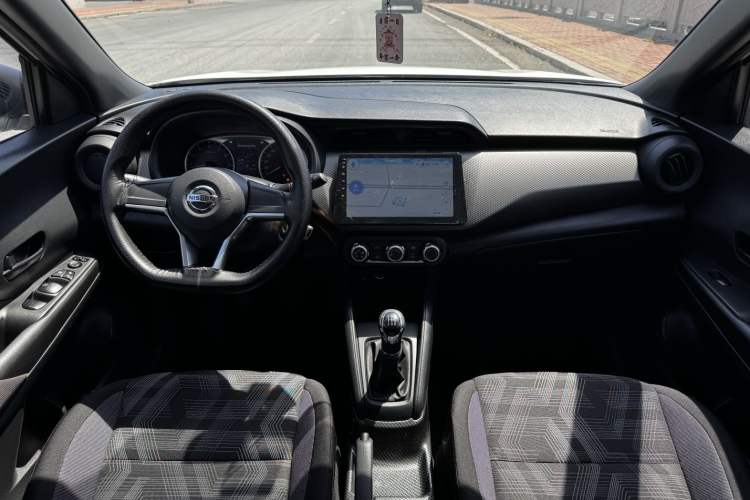 Used Nissan Kicks 2019 1.5L Manual Cool Edition Interior 6
