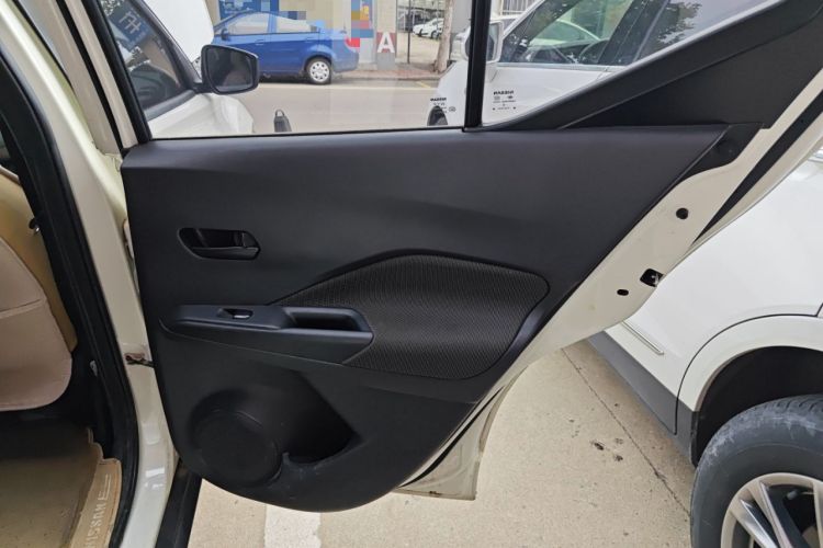 Used Nissan Kicks 2019 1.5L Manual Cool Edition Interior 6