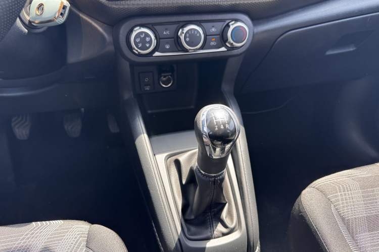 Used Nissan Kicks 2019 1.5L Manual Cool Edition Interior 7