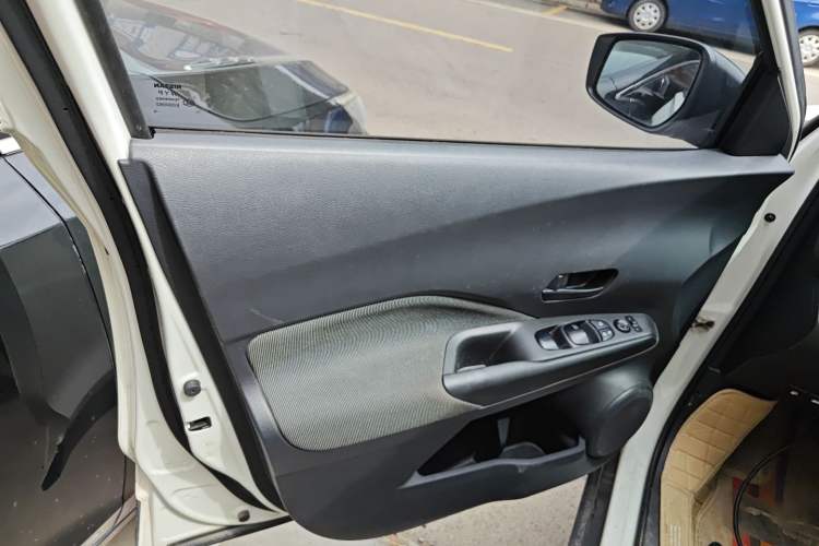 Used Nissan Kicks 2019 1.5L Manual Cool Edition Interior 7