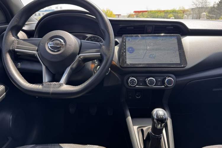Used Nissan Kicks 2019 1.5L Manual Cool Edition Interior 8