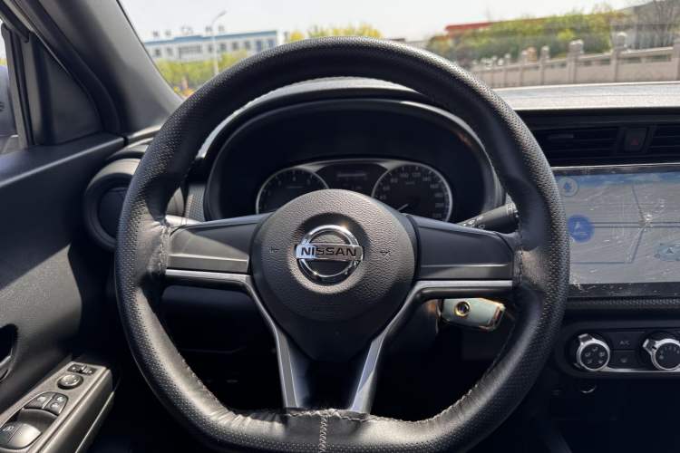 Used Nissan Kicks 2019 1.5L Manual Cool Edition Interior 9