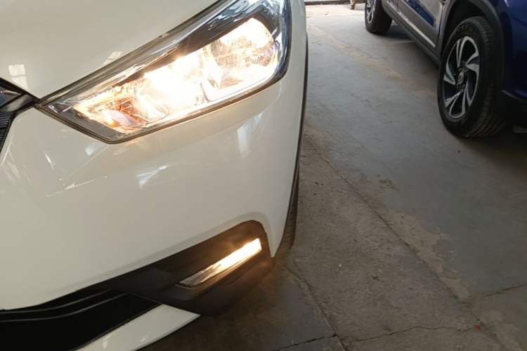 Used Nissan Kicks 2019 1.5L CVT Smart Connect Luxury Edition Left Front Headlight