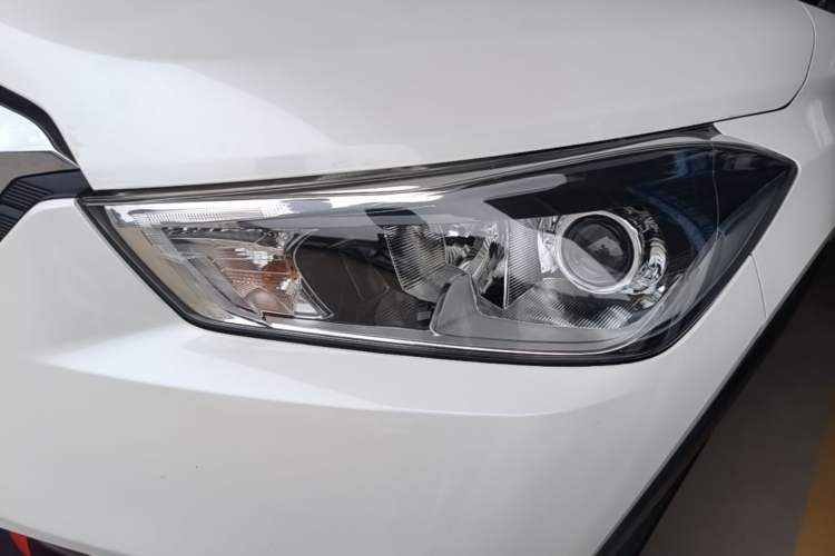 Used Nissan Kicks 2019 1.5L CVT Smart Connect Luxury Edition Left Front Headlight