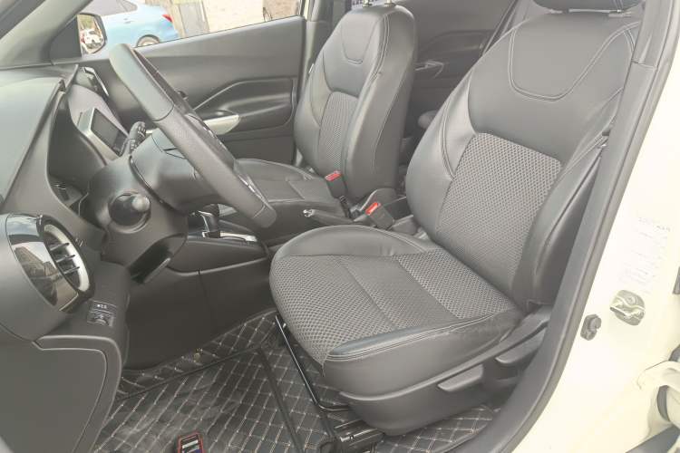 Used Nissan Kicks 2019 1.5L CVT Smart Connect Luxury Edition Left Front Seat